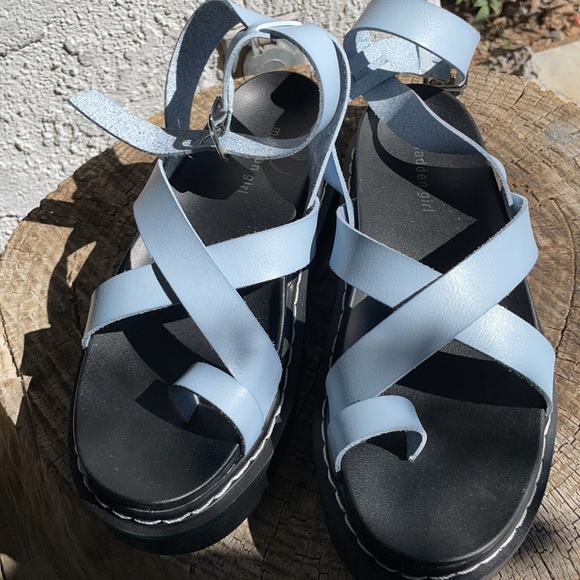 Delanno Platform Footbed Sandals - Picture 7 of 11